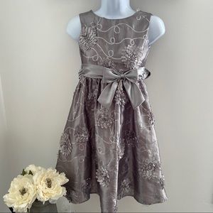 🔥 Girl’s Size 8 Silver Formal Dress